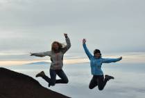 Após o nascer-do-sol, fazendo festa a mais de 3 mil metros de altitude, no cume do vulcão Haleakala, em  Maui, no Havaí